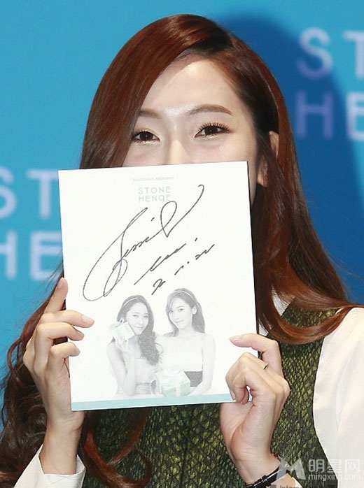 少女时代Jessica出席粉丝签名会 白纱皮裙秀时尚