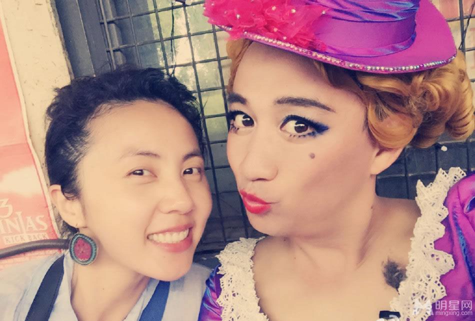 看明星怎么过春节 李小璐全家红装拜年