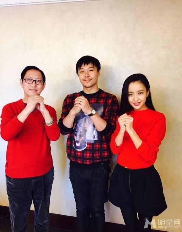 看明星怎么过春节 李小璐全家红装拜年