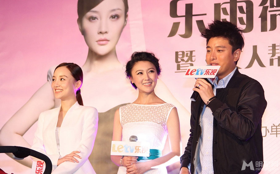 李小璐出席活动俯身泄春光 秀钻戒晒幸福
