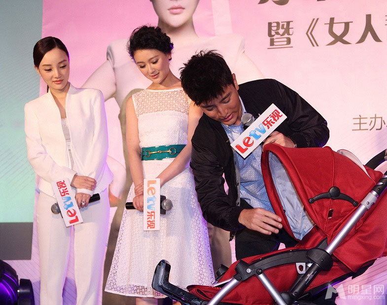 李小璐出席活动俯身泄春光 秀钻戒晒幸福