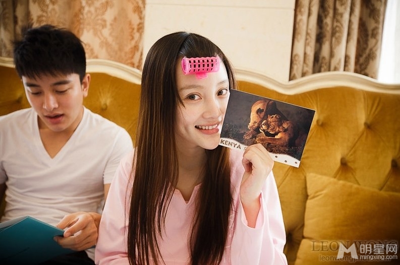 贾乃亮李小璐女儿一家三口合照