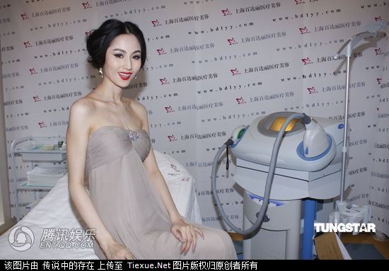蓝燕穿低胸裙现身活动现场