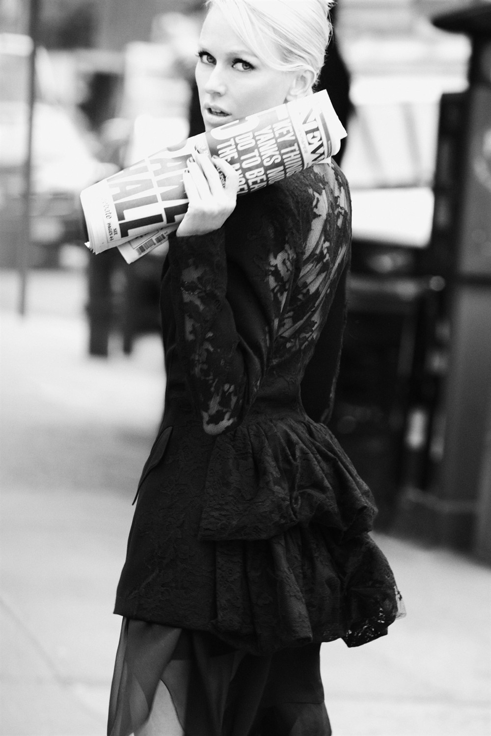 娜奥米·沃茨黑白质感时尚街拍图片