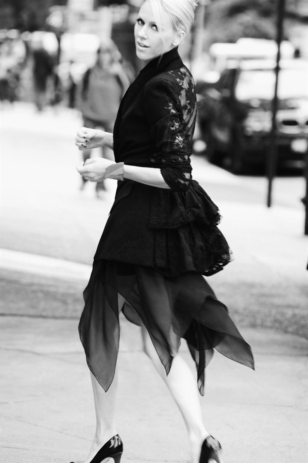 娜奥米·沃茨黑白质感时尚街拍图片