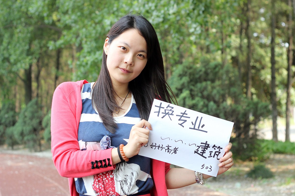 大学生另类毕业照 另类姿势致另类青春