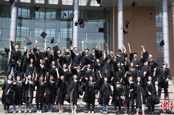 大学生另类毕业照 另类姿势致另类青春