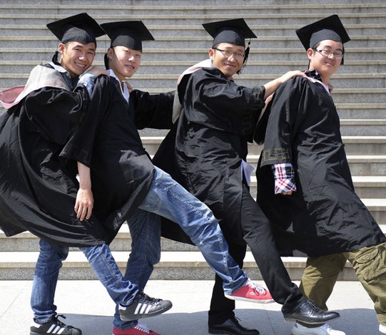 大学生另类毕业照 另类姿势致另类青春