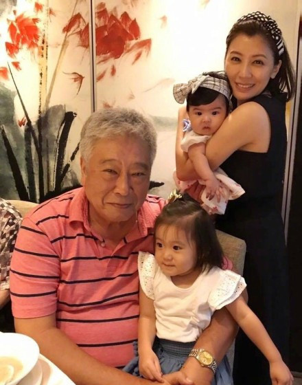 贾静雯修杰楷全家合影图片