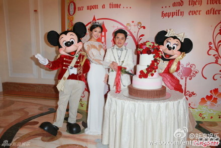 王祖蓝与老婆李亚男结婚现场激吻 身高不是距离王祖蓝结婚图片