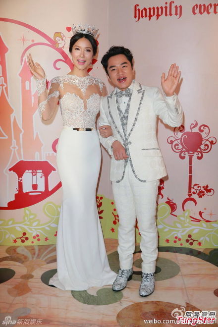 王祖蓝与老婆李亚男结婚现场激吻 身高不是距离王祖蓝结婚图片