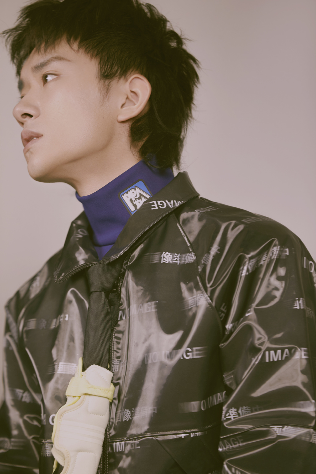 TFBOYS易烊千玺复古帅气写真图片