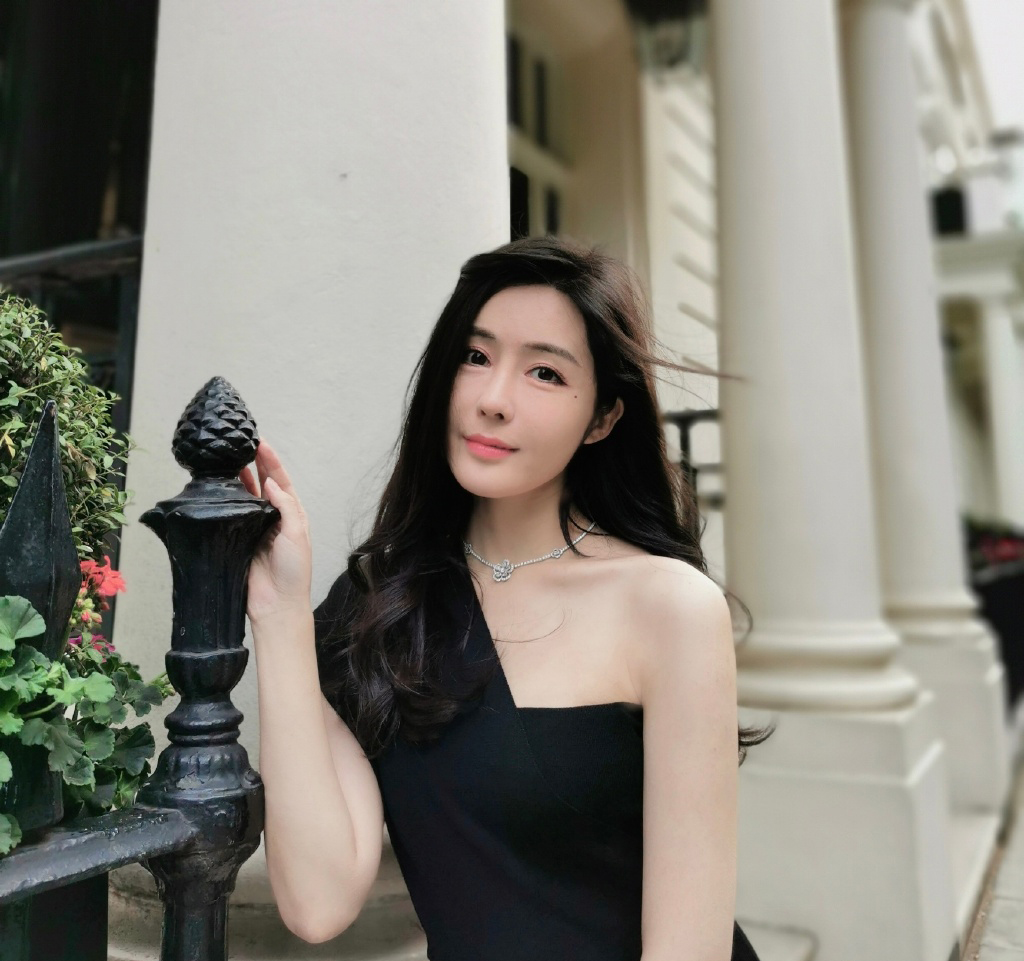汤晶媚黑裙优雅街拍图片