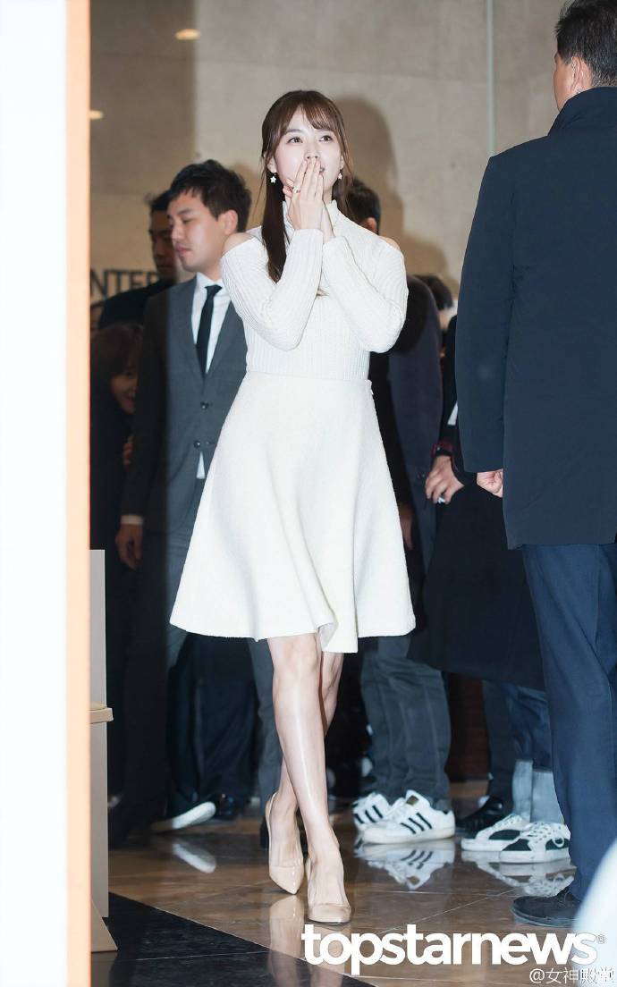 韩孝周白色毛衣短裙迷人气质活动图片
