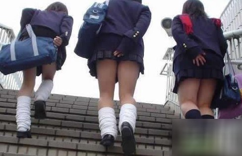 日本女高中生制服背影照图片