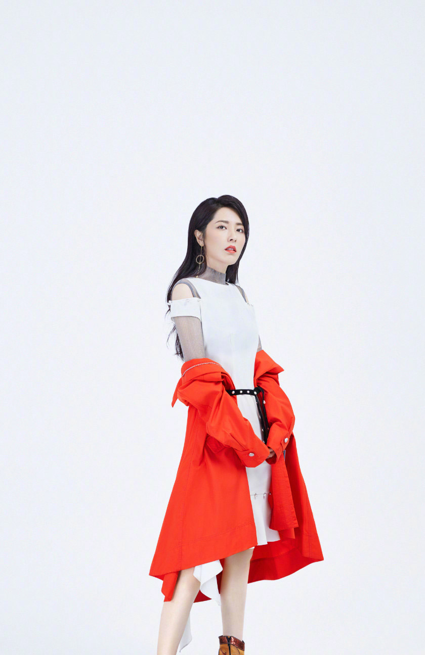 曾黎气质干练时尚杂志写真图片