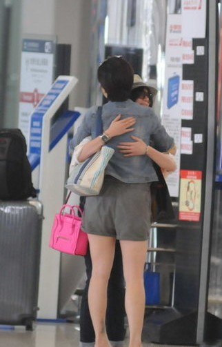 网传贾静雯与女友人相拥