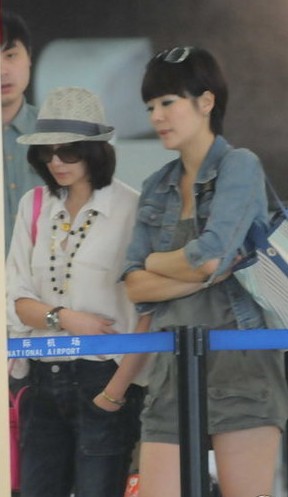 网传贾静雯与女友人相拥