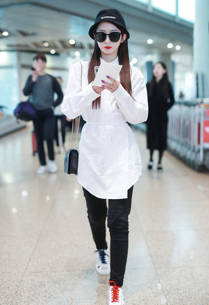 孟美岐潇洒帅气写真图片