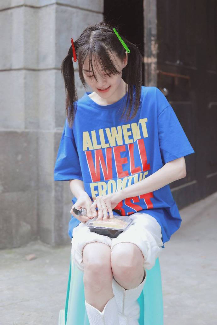 郑爽俏皮双马尾私服照图片