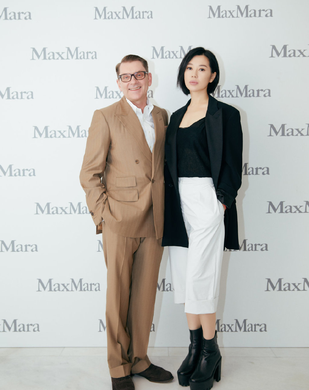 余男MaxMara2019秋冬系列秀场性感图片