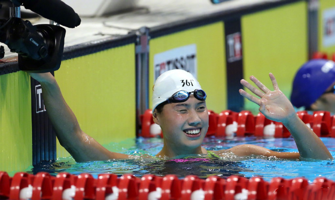 2018年雅加达亚运会：中国选手张雨霏女子200米蝶泳夺冠图片