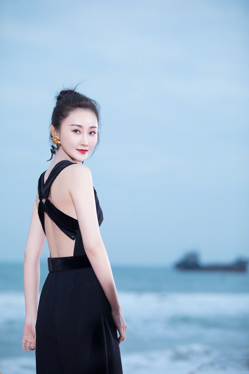 林鹏性感典雅活动写真图片