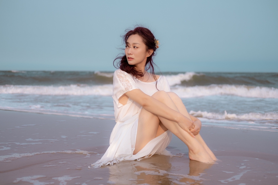 歌手原子飞海边唯美写真图片