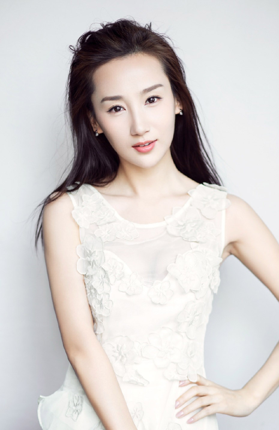 气质女星高洋优雅迷人白纱裙写真图片