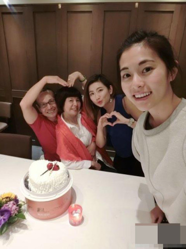 Selina任家萱父母庆结婚38周年与妹妹任容萱为父母庆祝
