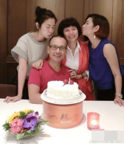 Selina任家萱父母庆结婚38周年与妹妹任容萱为父母庆祝