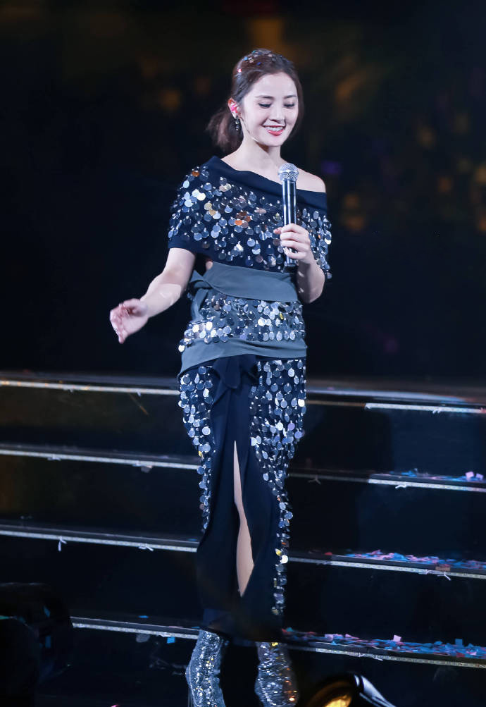 Twins蔡卓妍钟欣潼南宁演唱会性感舞台写真图片