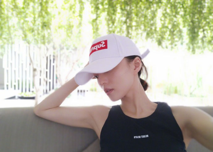 张韶涵素颜夏日清凉自拍照图片