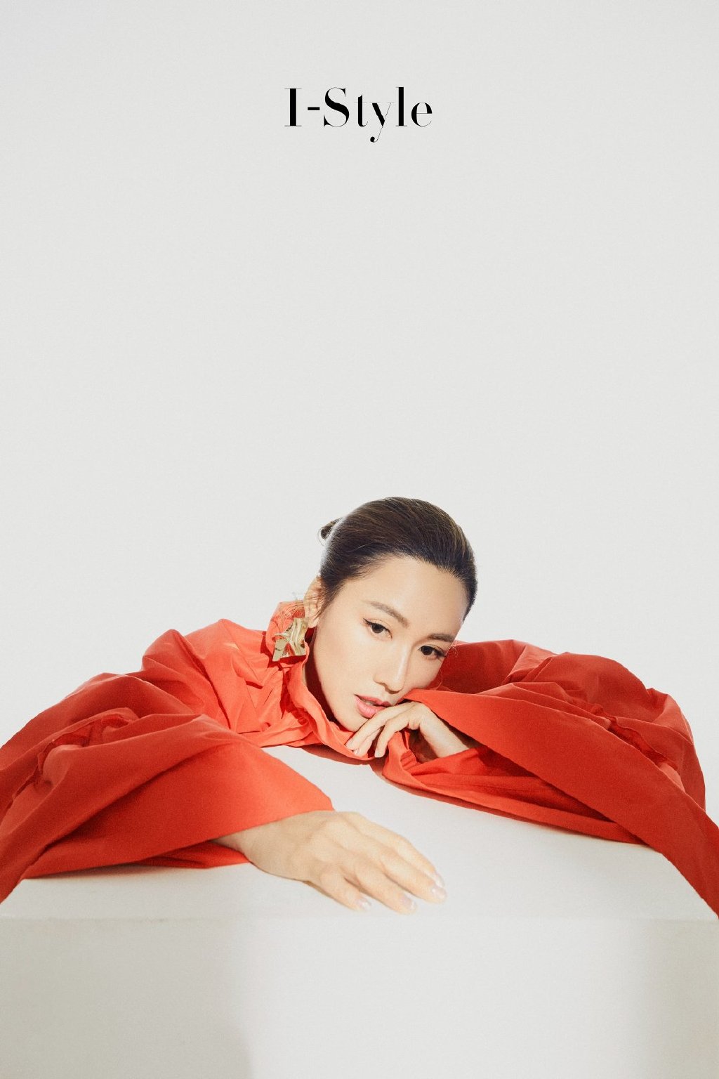 李施嬅优雅红裙写真图片