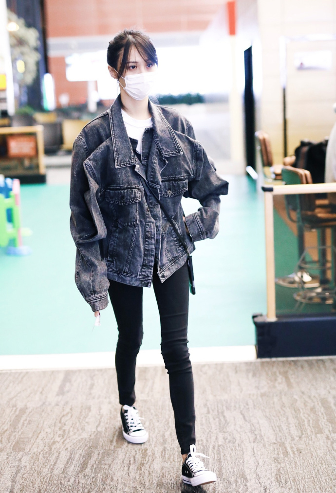 郑爽小麻花辫可爱机场私服照图片