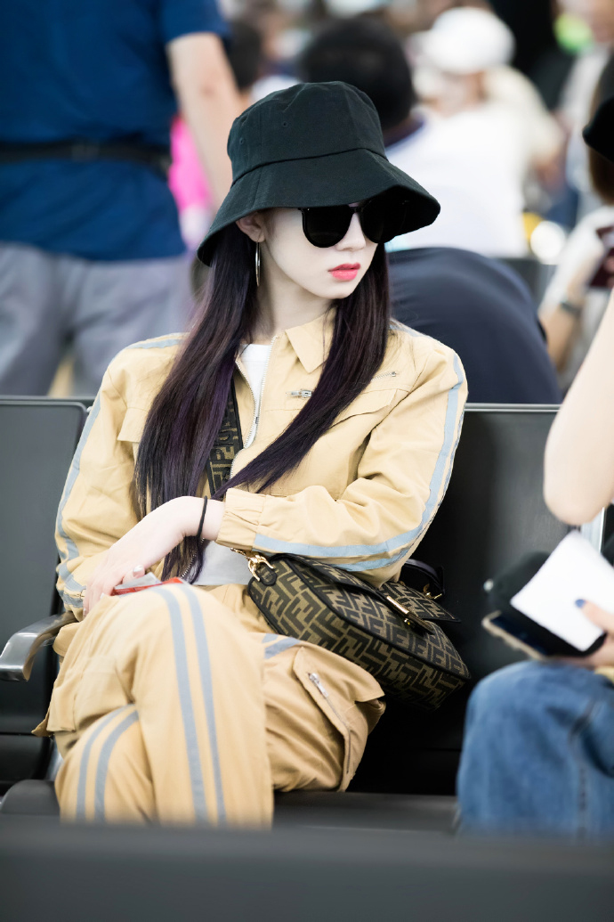 孟美岐墨镜渔夫帽酷美机场图片