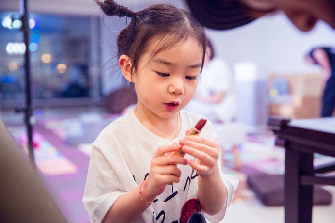 戚薇女儿Lucky可爱图片