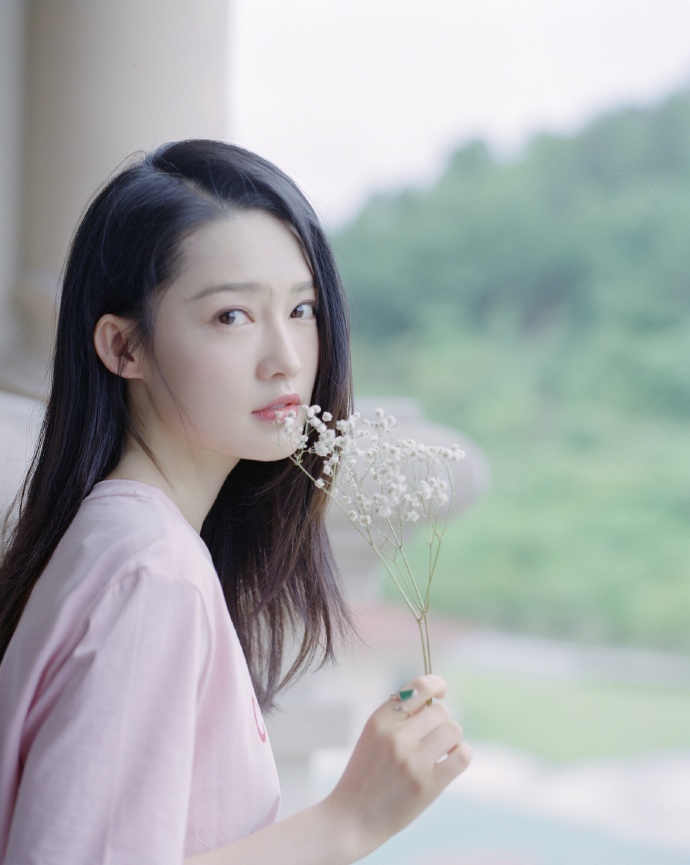 李沁捧花清纯甜美写真图片