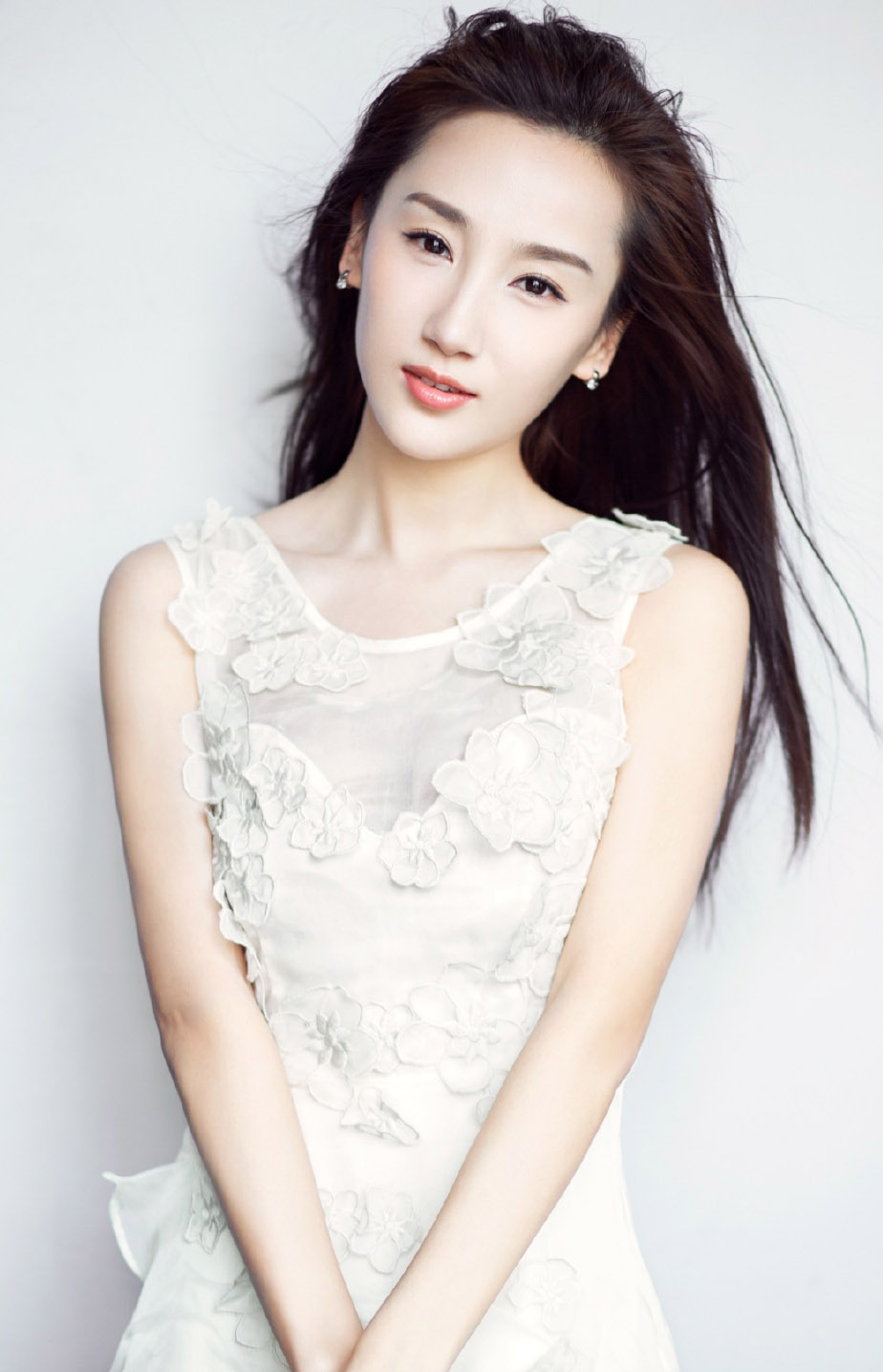 气质女星高洋优雅迷人白纱裙写真图片
