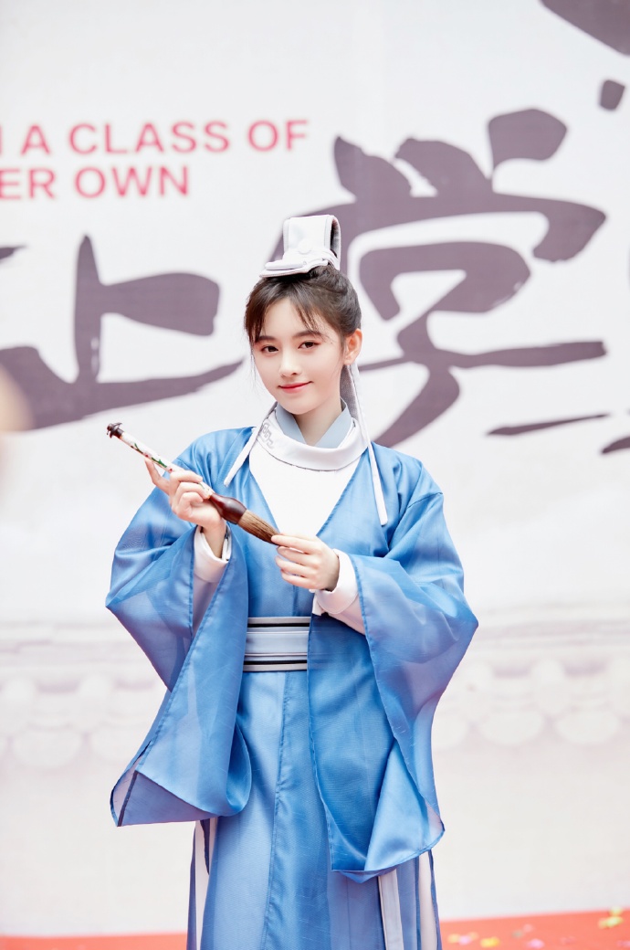 鞠婧祎《云上学堂》古风男装开机图片
