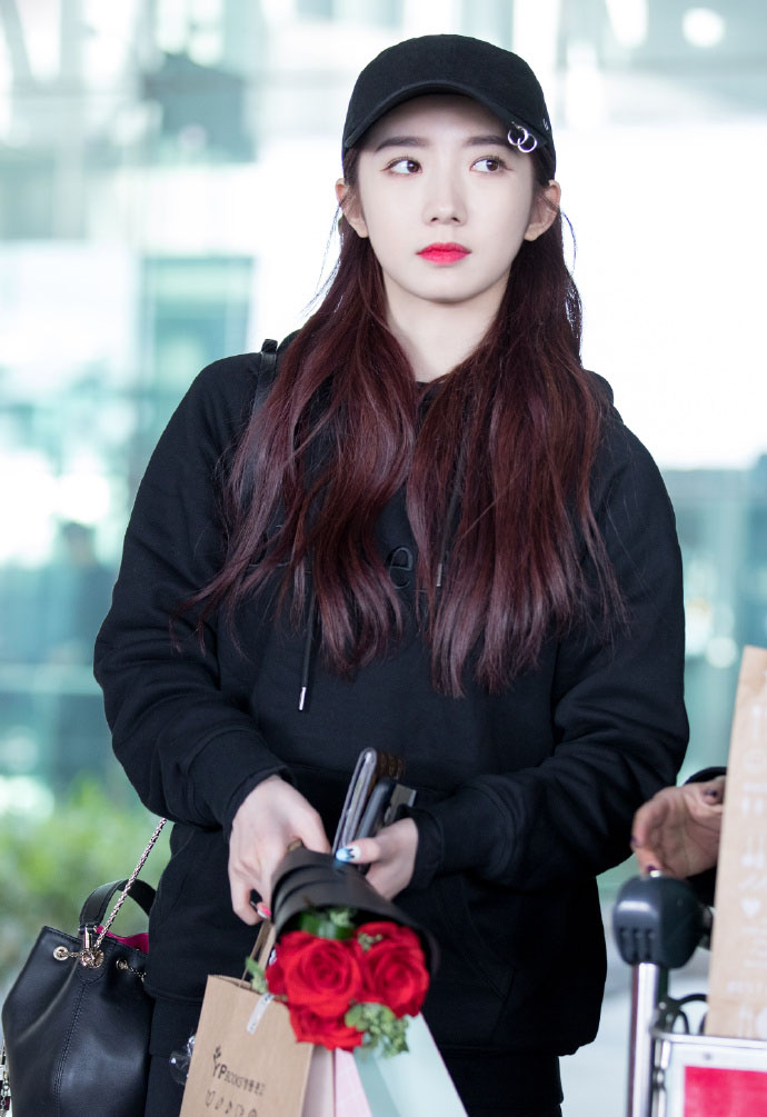 孟美岐甜美机场饭拍图片