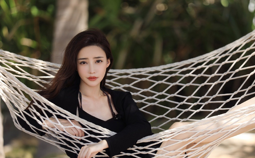 刘凡菲图片 刘凡菲裸背长腿诱惑写真