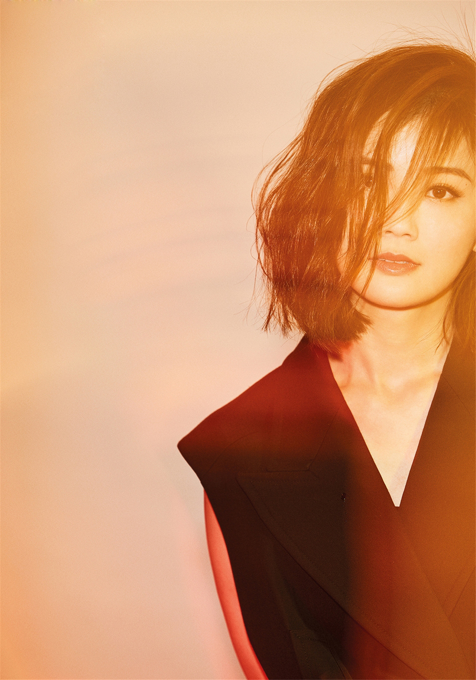 蔡卓妍最新时尚杂志封面写真图片