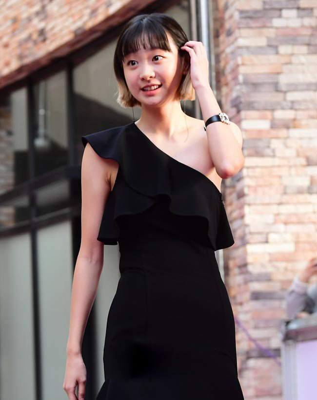 金多美黑色礼服高冷图片