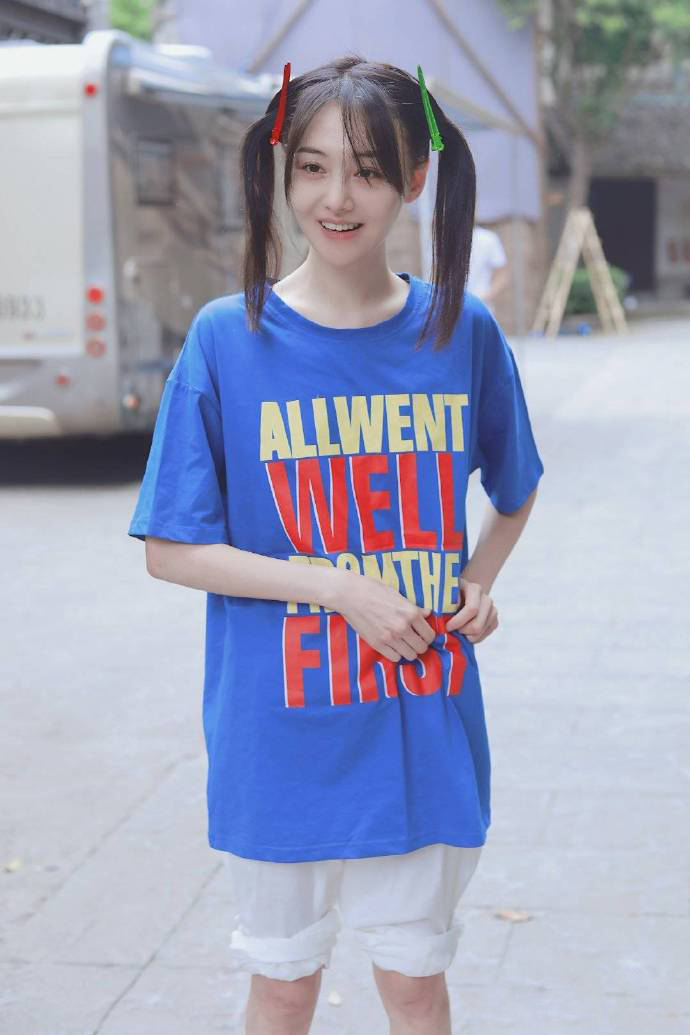 郑爽俏皮双马尾私服照图片