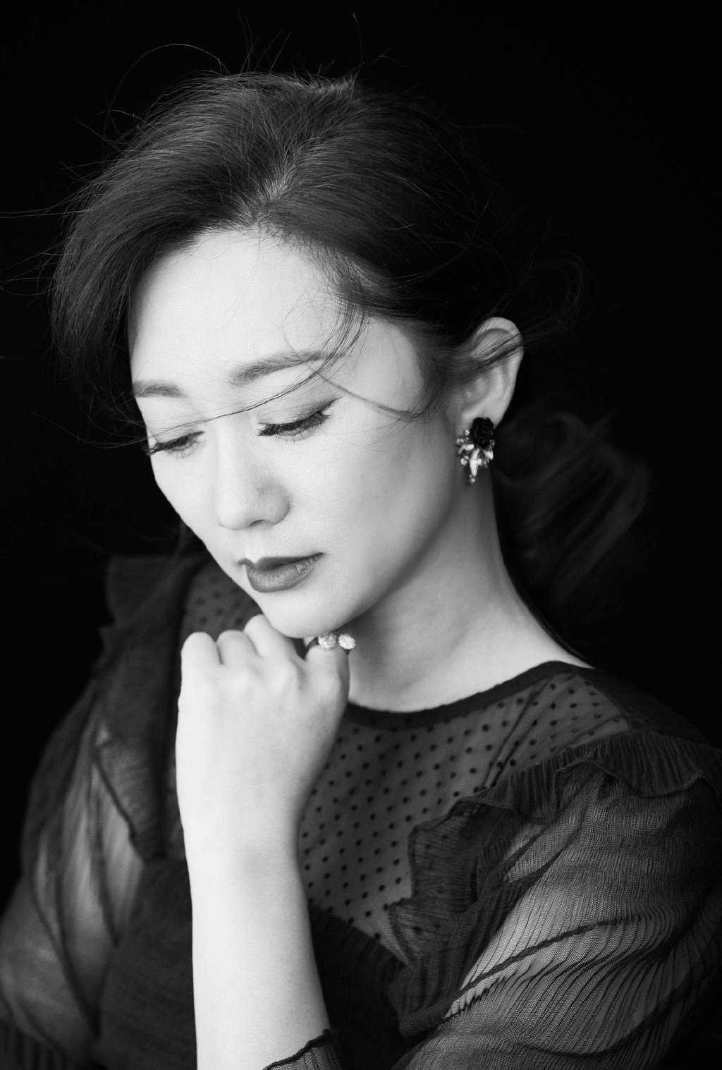 原子飞黑白质感写真图片