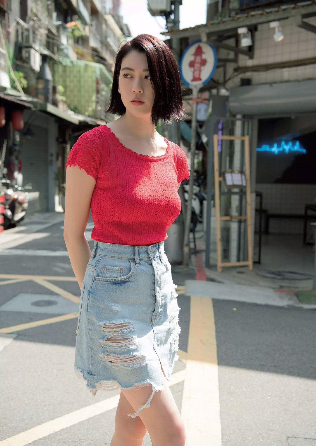 三吉彩花海边性感写真图片