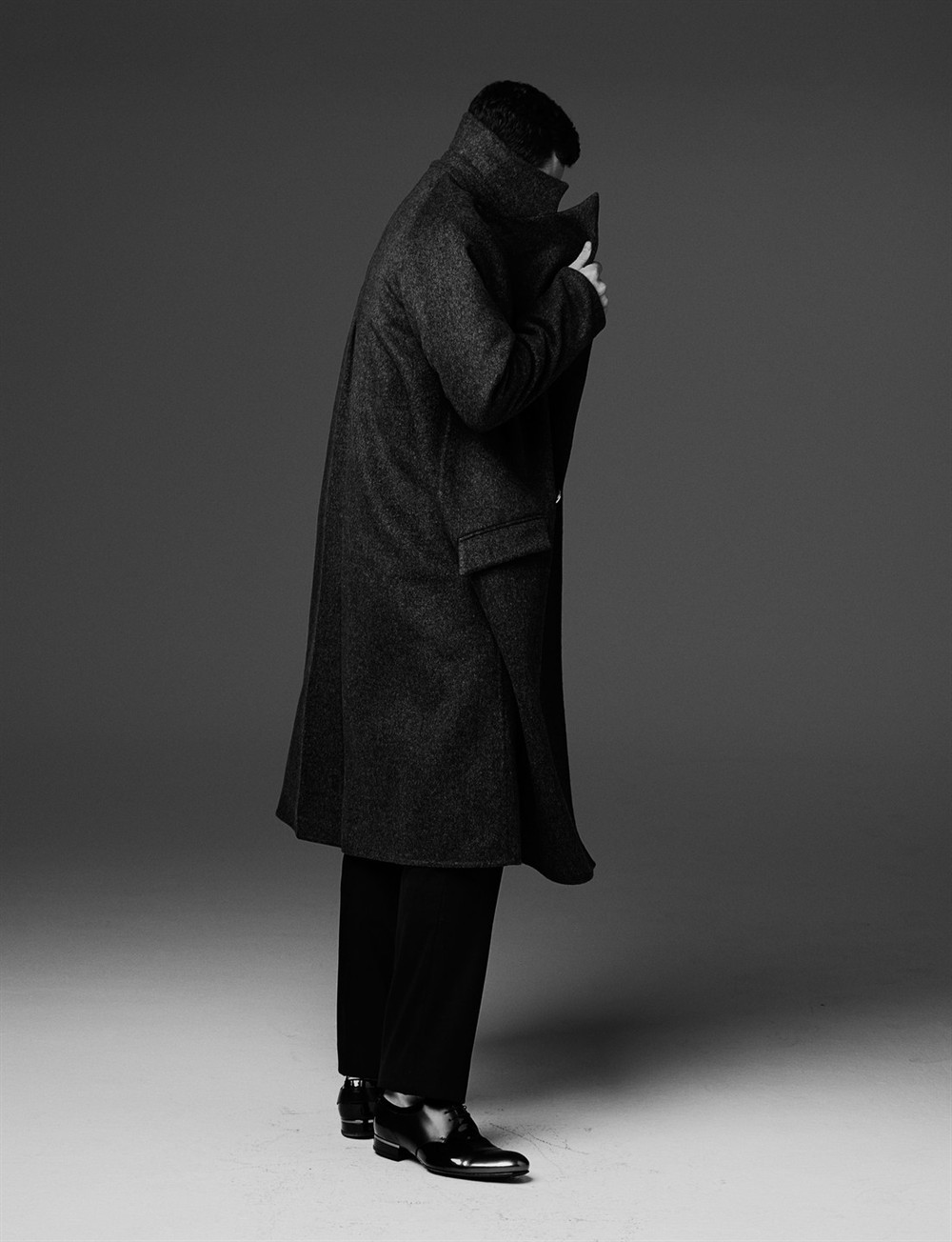 亚伦·泰勒-约翰逊黑白时尚写真图片