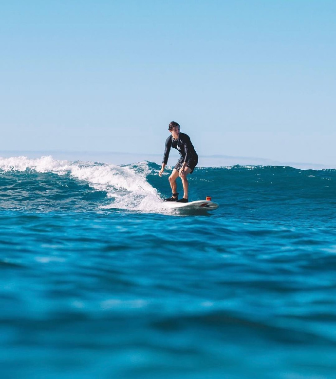 汤姆·赫兰德夏威夷冲浪照图片