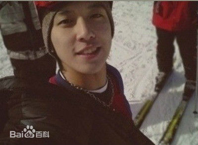 韩国摇滚乐队CNBLUE队长郑容和被星探相中的滑雪场照片